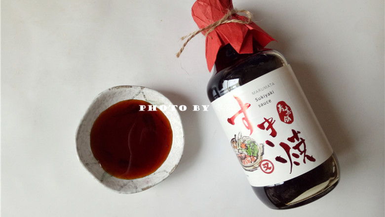 骨汤火锅,蘸料碟里倒入寿喜锅调味汁;