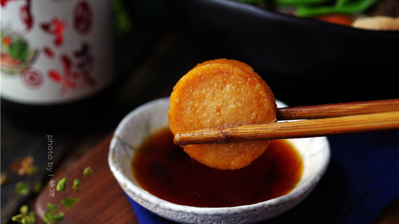 骨汤火锅,食用时,蘸着调味汁食用即可。