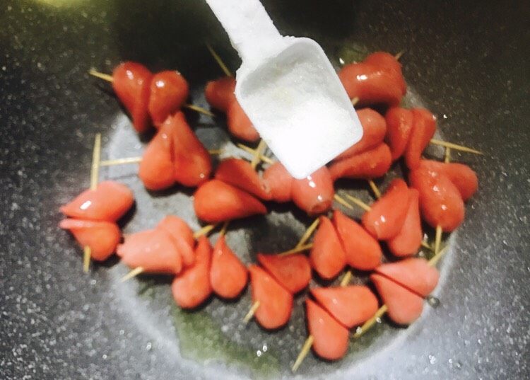 爱心火腿,火腿煎成粉红色后,撒入少量的盐