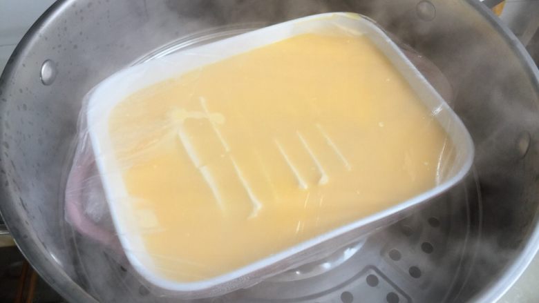 超简单嫩嫩哒➕嫩嫩哒的内脂豆腐蒸蛋,水开放入蒸锅,中小火蒸15分钟,关火虚蒸3分钟即可,时间可根据自家蒸锅品性调整。取出时很烫,多小心