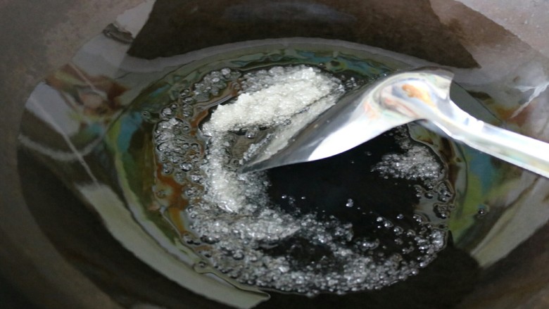 ≈口袋馍≈,锅内倒入少量油,放入白糖翻炒