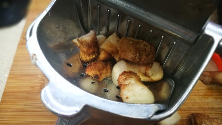 简单快手的拌香菇根,稍微挤干一下水分,可以用手挤,也可以用手动榨汁器