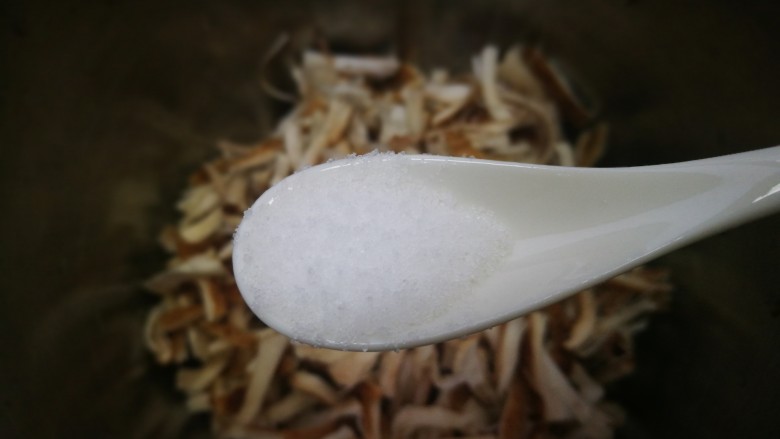 简单快手的拌香菇根,放盐2克,颠匀