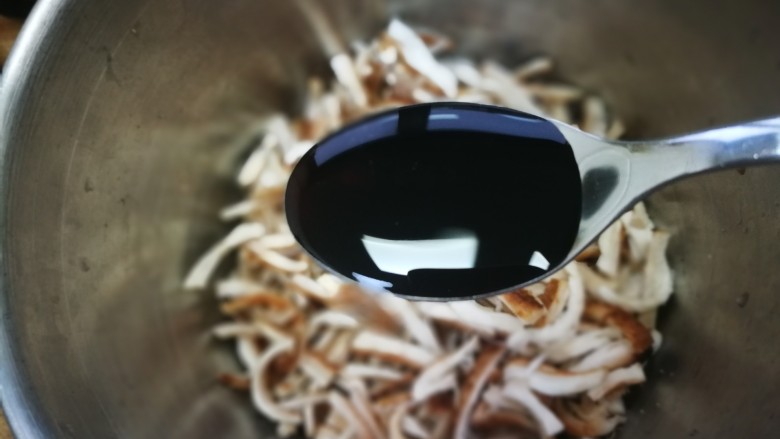 简单快手的拌香菇根,加<a style='color:red;display:inline-block;' href='/shicai/ 788'>生抽</a>两勺,快速拌匀,因为香菇根很吸液体