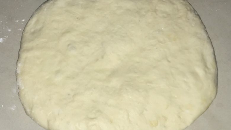 椰蓉蔓越莓圣诞花环面包,发好的面团可以先擀成长方形,排气、盖保鲜膜醒发15-20分钟。
