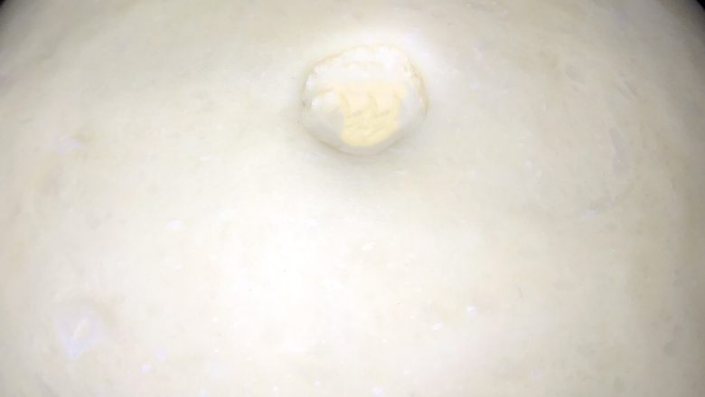 椰蓉蔓越莓圣诞花环面包,手指可以蘸少许面粉,戳入面团,面团不会缩即发酵完成。如果一戳就塌陷了,说明发酵过头了。