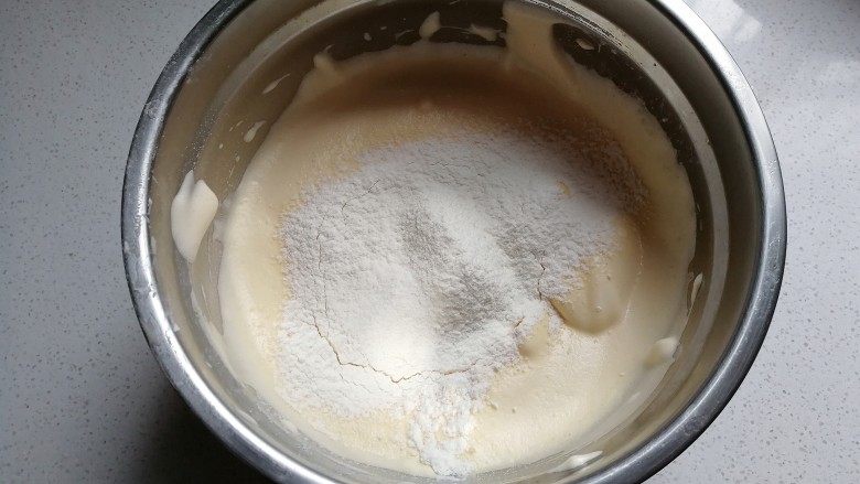 圣诞树纸杯蛋糕,再分次筛入低粉,并翻拌均匀;