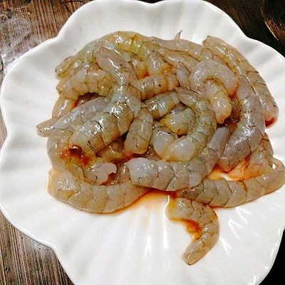 炒饭秀+什锦蛋炒饭,虾去壳去头去筋,洗净备用