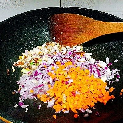 炒饭秀+什锦蛋炒饭,陆续放入香菇,胡萝卜,洋葱翻炒