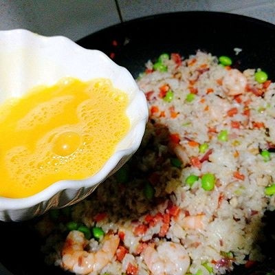 炒饭秀+什锦蛋炒饭,倒入鸡蛋液,将鸡蛋液均匀淋在米饭上,边翻炒边淋
