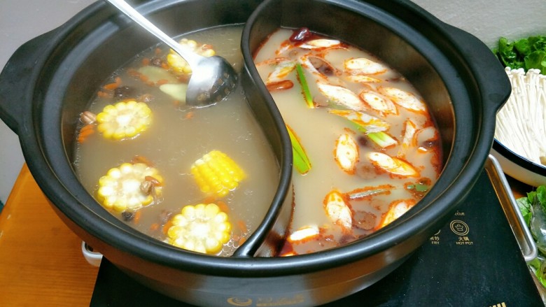 鸳鸯火锅,水开后,清汤那边加入玉米、<a style='color:red;display:inline-block;' href='/shicai/ 2470'>红枣</a>,辣汤这边加入姜片、大葱