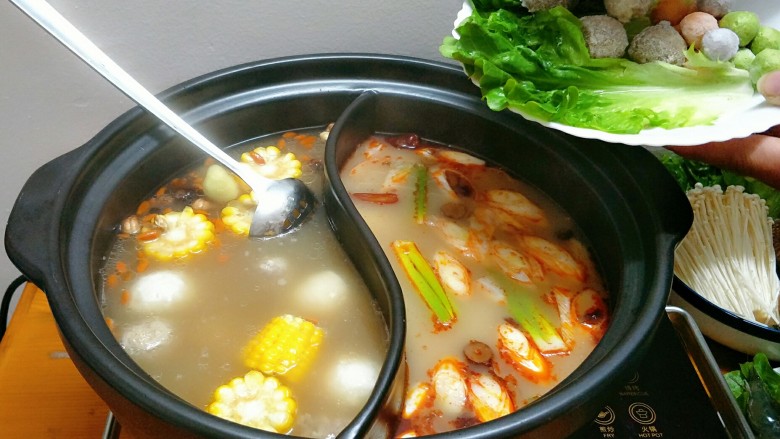 鸳鸯火锅,下入丸子先煮,丸子比较难熟要先放,其它菜现吃现烫
