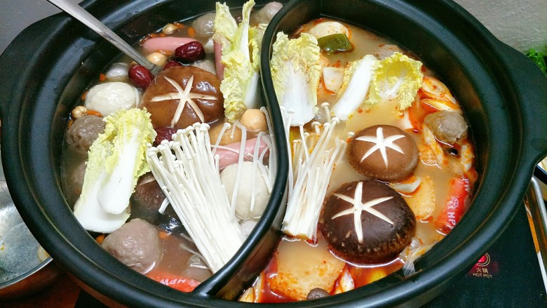 鸳鸯火锅,加入香菇、金针菇