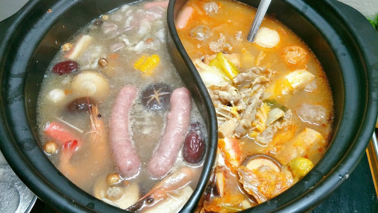 鸳鸯火锅,自制的脆皮肠,吃的时候放下去煮5-10分钟,多煮一会儿也没事