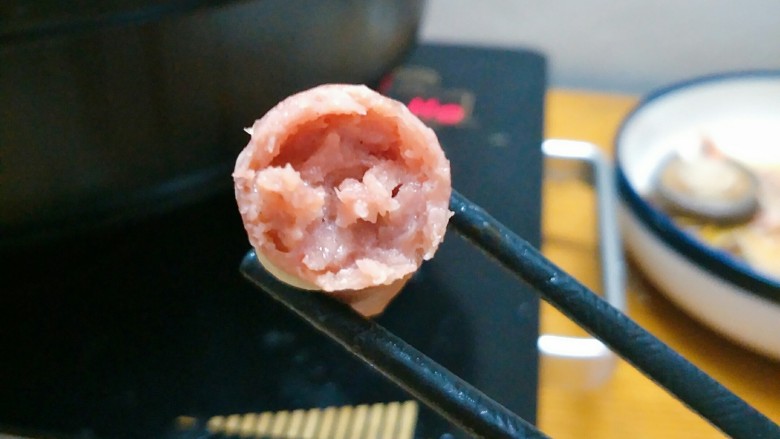 鸳鸯火锅,自己做的脆皮肠满满的肉馅,老公说涮火锅超好吃