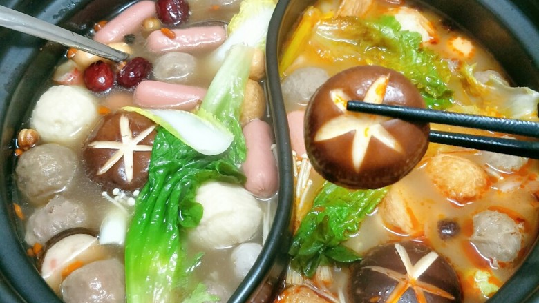 鸳鸯火锅,这世界上,没什么是一顿火锅解决不了的,不行就两顿!可以约上亲朋好友一起涮火锅哦~