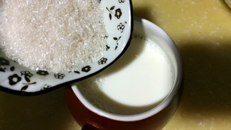 快手早餐姜汁撞奶
冬至前后最是温阳时,加糖搅拌均匀