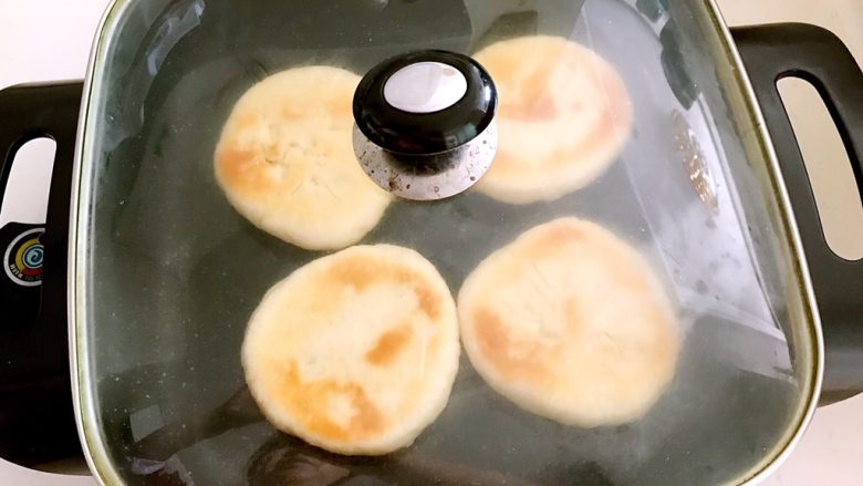 烤鸭肉夹馍,盖上锅盖,继续烙制2分钟左右