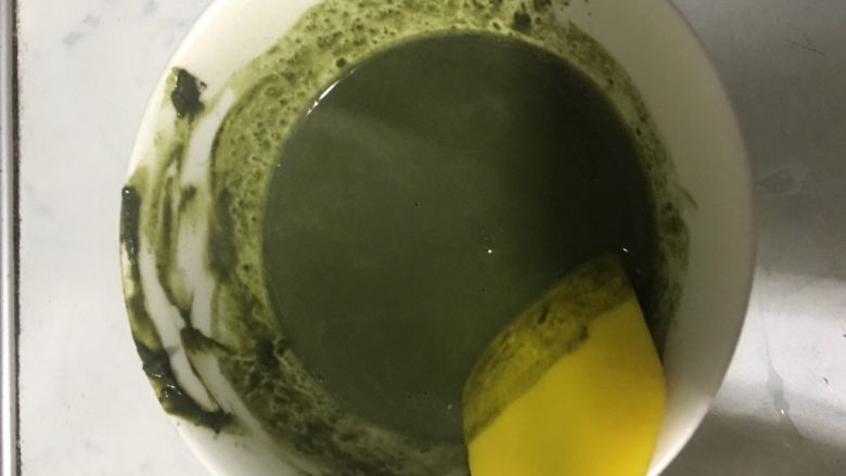 马斯卡朋抹茶蛋糕卷,80度的热水和抹茶粉混合,搅拌均匀