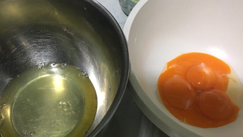 马斯卡朋抹茶蛋糕卷,蛋黄蛋清分离(装蛋清的容器必须是无油无水)