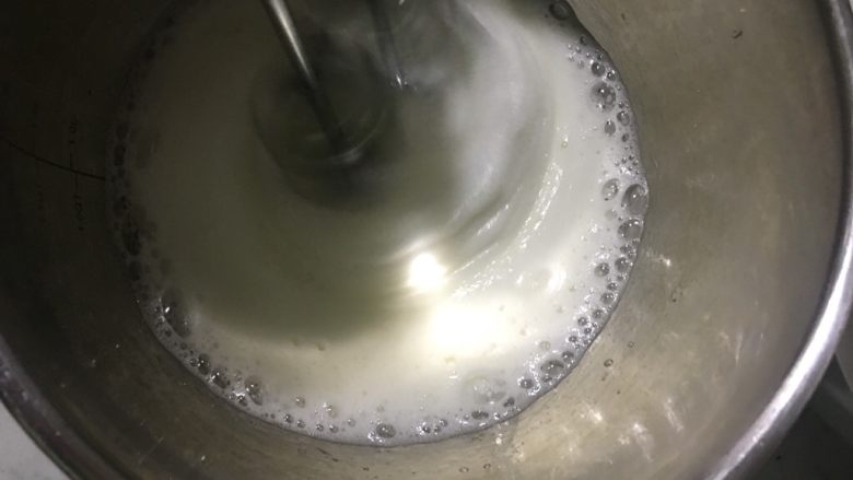 马斯卡朋抹茶蛋糕卷,蛋清加入几滴白醋或者柠檬汁(没有可以不加)