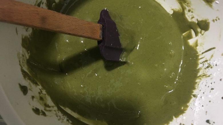 马斯卡朋抹茶蛋糕卷,用刮刀搅拌均匀,不要有颗粒
