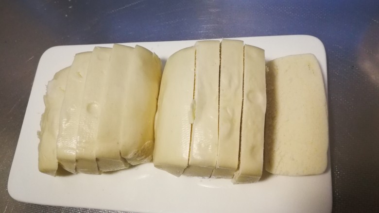超简单的快手早餐~孜然烤馒头,切成片