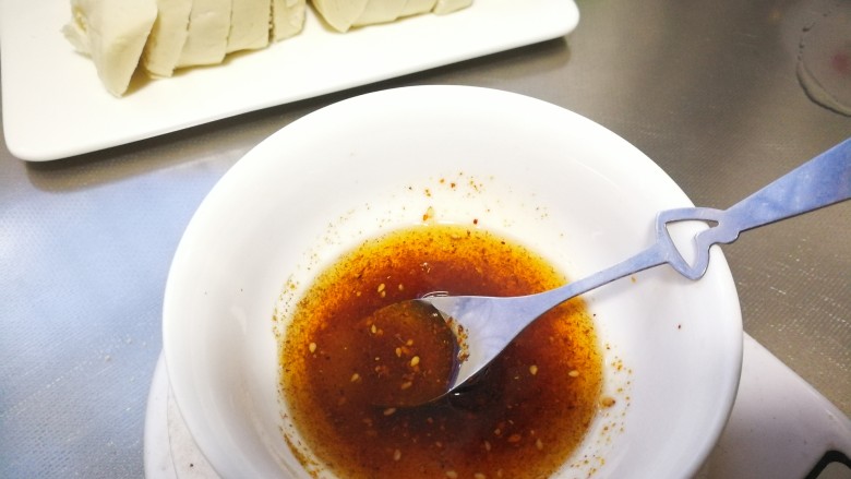 超简单的快手早餐~孜然烤馒头,搅拌均匀