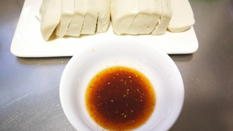超简单的快手早餐~孜然烤馒头,调匀后用小刷子刷到馒头上