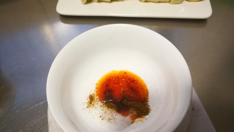 超简单的快手早餐~孜然烤馒头,放辣椒粉或辣椒油(平时我是放辣椒粉的,今天发现用完了,就放了辣椒油)