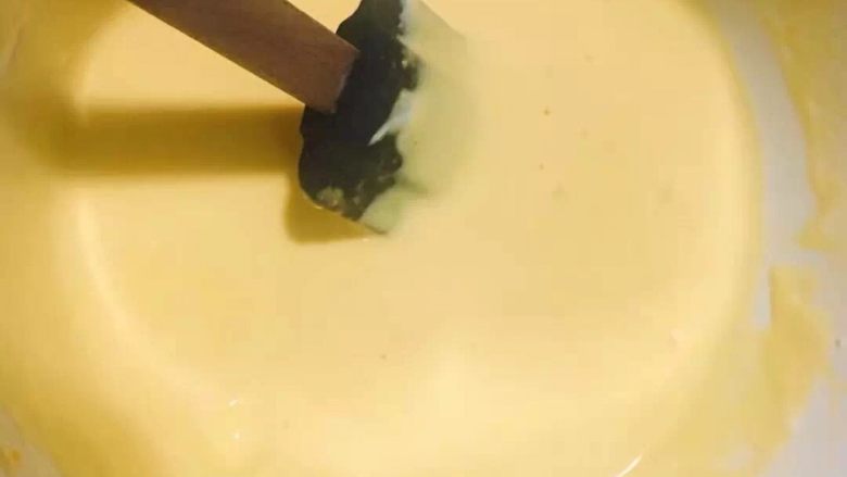 肉松小贝,搅打均匀的蛋液中筛入40克低粉,用刮刀搅拌均匀