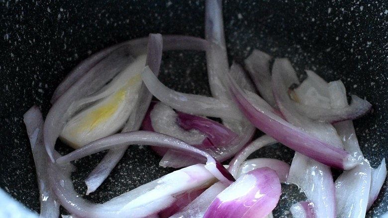 泡菜豆腐汤,热锅冷油,下入洋葱丝翻炒出香味