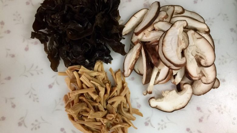 香菇肉丝打卤面,把香菇切片,木耳小块,黄花菜切断。