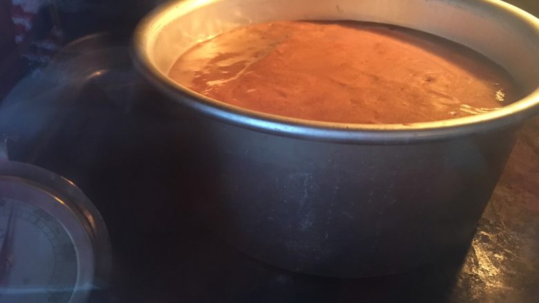 可可奶油戚风蛋糕,烤箱预热160度,烤约35分钟