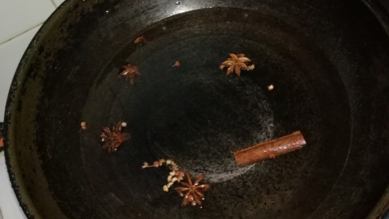 泡鸡爪,锅里面烧水,放几粒八角、花椒、一小块桂皮,把鸡脚指甲剪掉,斩成两半,放进锅,加少许盐煮10分钟左右