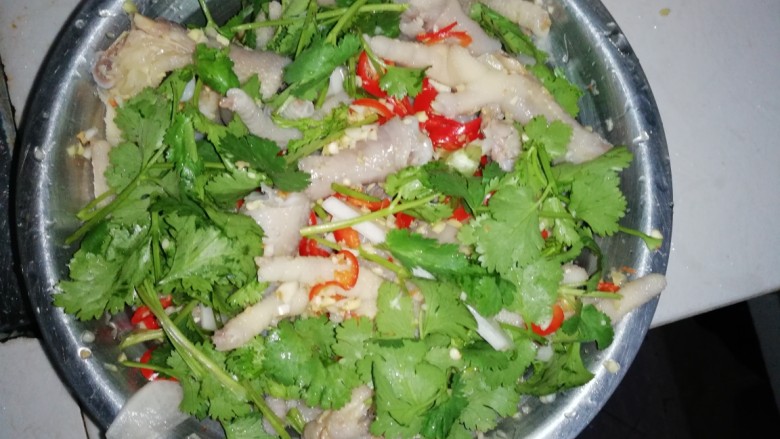 泡鸡爪,煮好的鸡脚捞出立即放入准备好的凉开水中,捞出后拌入准备好的调料中,加入<a style='color:red;display:inline-block;' href='/shicai/ 131'>香菜</a>,拌匀放入冰箱,半小时后入味即可