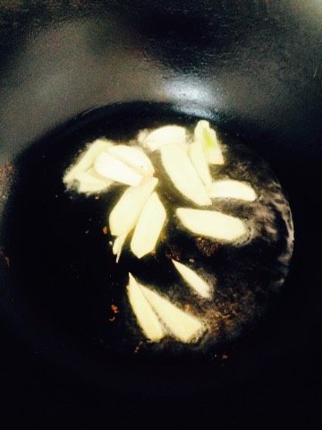白毛肚爆炒青椒,用油爆姜蒜,爆出来香味
