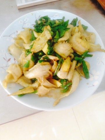 白毛肚爆炒青椒,出锅前倒入蚝油,料酒,提味。