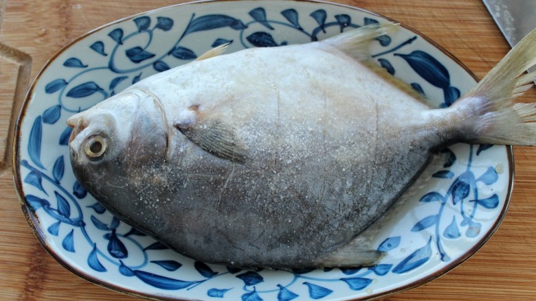 红烧鲳鱼,在鱼上倒适量<a style='color:red;display:inline-block;' href='/shicai/ 718'>料酒</a>和少许盐涂抹均匀,放置10分钟左右