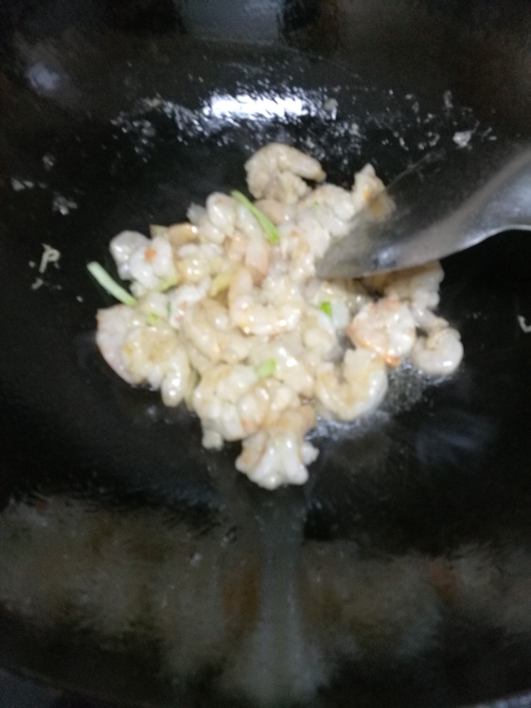 菜谱#罗馬花椰菜炒虾仁#(创建于17/12~2017),起锅,注油,煸炒虾仁。
