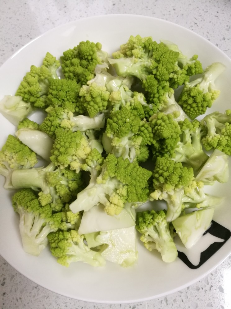 菜谱#罗馬花椰菜炒虾仁#(创建于17/12~2017),罗马花椰菜(宝塔花菜)经盐水泡制,清洗干净,撕成小朵。