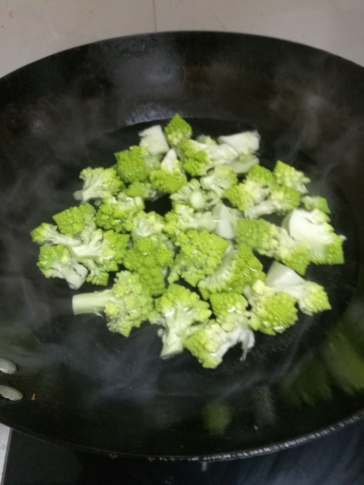 菜谱#罗馬花椰菜炒虾仁#(创建于17/12~2017),起锅注水,放少许盐,焯水,水开后,烧3分钟。