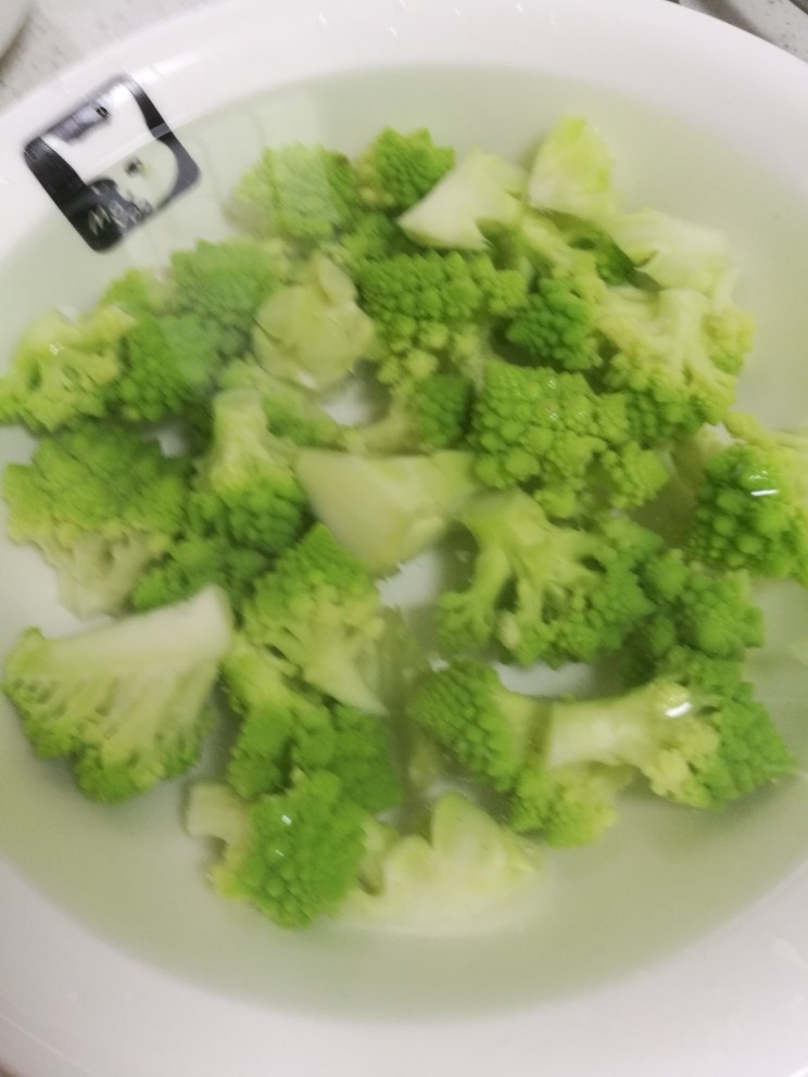 菜谱#罗馬花椰菜炒虾仁#(创建于17/12~2017),捞在凉水豌中,凉晾。