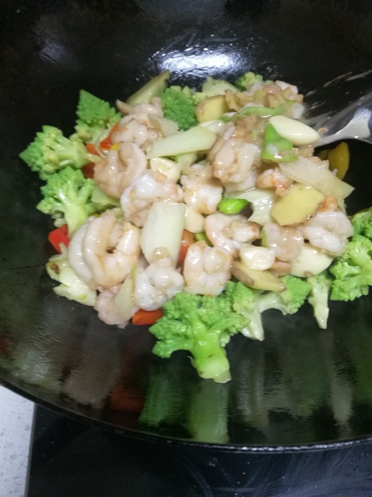 菜谱#罗馬花椰菜炒虾仁#(创建于17/12~2017),倒入煸炒过的虾仁,继续炒制。