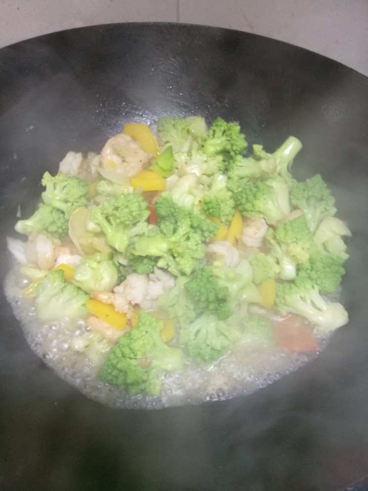 菜谱#罗馬花椰菜炒虾仁#(创建于17/12~2017),然后进行调味,放入<a style='color:red;display:inline-block;' href='/shicai/ 756'>鸡精</a>、胡椒粉、盐和少许清水。