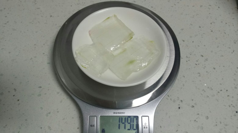 凉拌芦荟丁,洗净去皮,称了称38克,芦荟较寒,一般食用别超过20克。