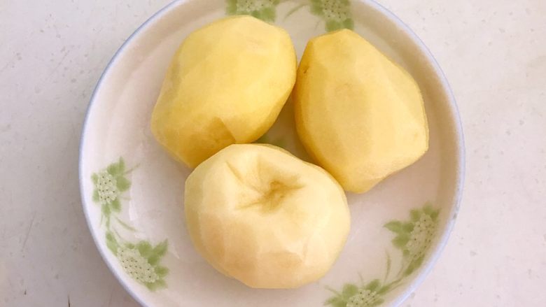 快手菜-腊肉土豆片,<a style='color:red;display:inline-block;' href='/shicai/ 23'>土豆</a>削皮,清洗干净