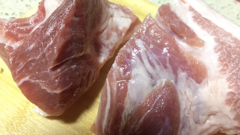 手工酱肉包,发面的同时,现在我们来准备肉馅。瘦五花肉