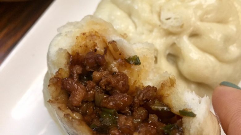 手工酱肉包,面刚刚好的松软配上多汁的酱香肉馅,刚刚好