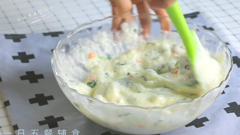 蔬菜软松饼,搅匀后将蔬菜蛋白糊都倒入其余蛋白霜中,切拌搅匀。
>>混合的全程请勿化圈搅拌,手法是:右手刮刀从中间切入,抄起底部,再从8点钟方向提起来,配合着左手一边转动打蛋盆,重复这个动作,看不见蛋白霜了,用刮刀挑起底部的面糊确定没有蛋白霜了就不要拌了。